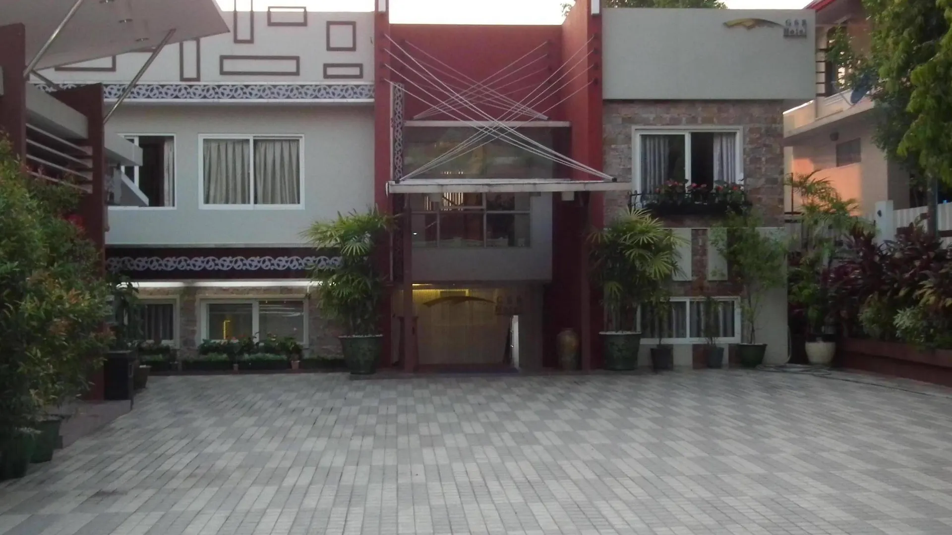 Golden Silk Road Hotel يانغون 2*,
