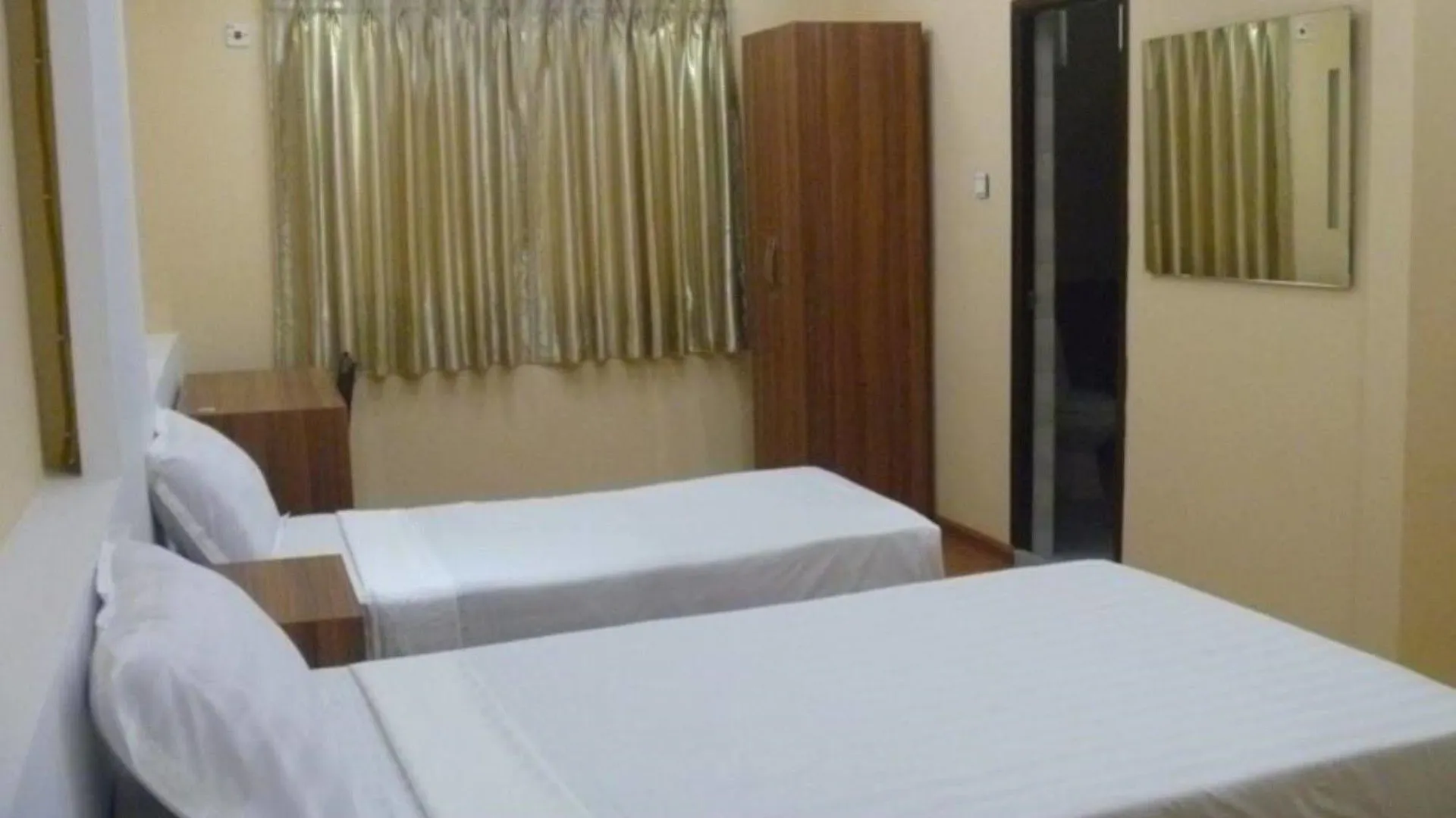 Golden Silk Road Hotel يانغون 2*,